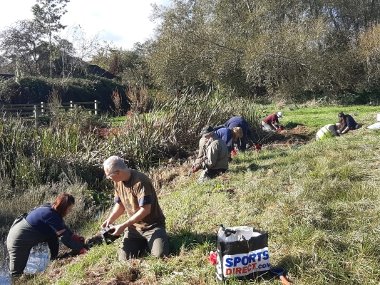 Howlets Lane residents bulb planting