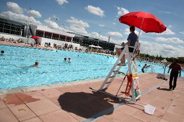 Hillingdon Lido on a sunny day