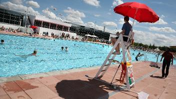 Hillingdon Lido on a sunny day