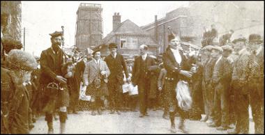 Performer Harry Lauder in Hayes, 1913. In 1917 he visited his son’s grave at Ovillers, after entertaining troops at the front.